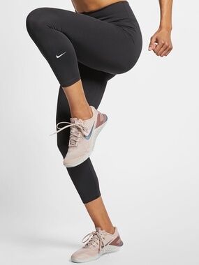 Nike One Women's Mid-Rise Cropped Legging - S